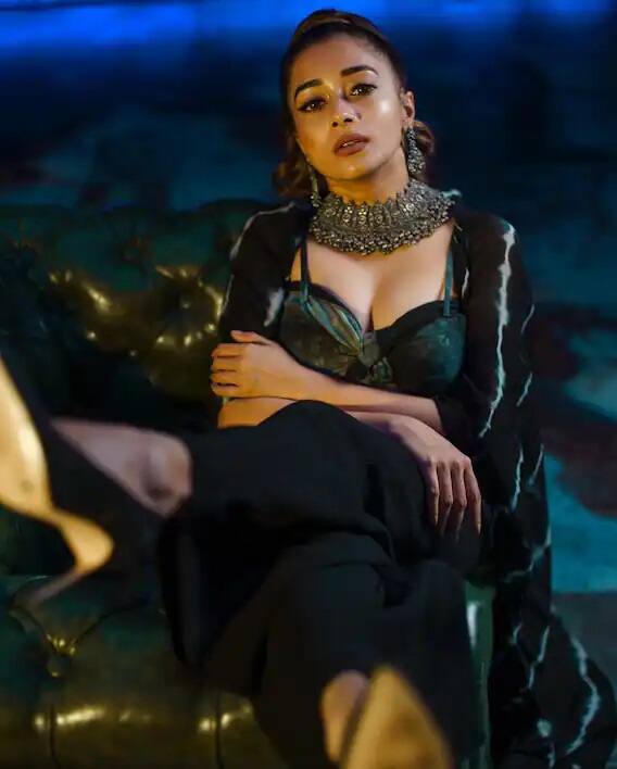 ટીના દત્તા સોશ્યલ મીડિયા લવર છે, આવામાં તે પોતાની તસવીરોને શેર કરવાનો કોઇ મોકો નથી જવા દેતી.