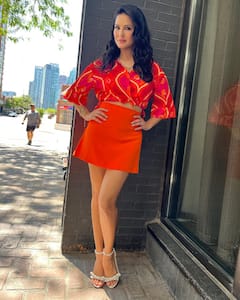 Sunny Leone Latest Photos : షార్ట్ స్కర్టులో సన్నీ లియోన్ - షర్టు స్టైలుగా ఉందే