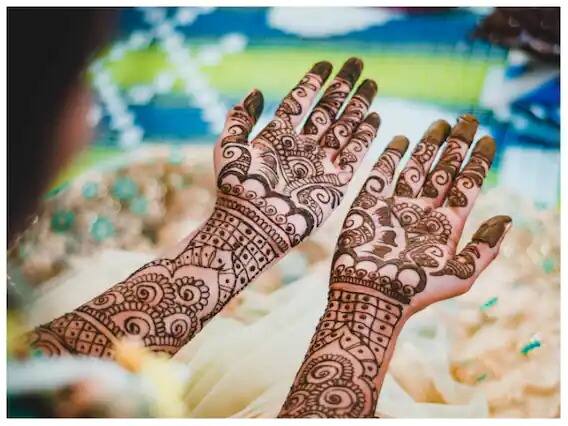 Raksha Bandhan Mehndi Design: ਤਿਉਹਾਰ 'ਤੇ ਔਰਤਾਂ ਖੂਬ ਸਜਦੀ ਬਣਦੀਆਂ ਹਨ। ਹਾਲਾਂਕਿ ਸੌਣ ਦੌਰਾਨ ਹੱਥਾਂ 'ਤੇ ਮਹਿੰਦੀ ਲਗਾਉਣ ਦਾ ਰੁਝਾਨ ਹੈ, ਪਰ ਖਾਸ ਤੌਰ 'ਤੇ ਤੀਜ ਅਤੇ ਰੱਖੜੀ 'ਤੇ ਲੋਕ ਆਪਣੇ ਹੱਥਾਂ 'ਤੇ ਮਹਿੰਦੀ ਲਗਾਉਂਦੇ ਹਨ।