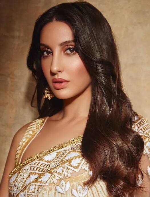 Nora Fatehi Pics: व्हाइट ट्रांसपेरेंट ड्रेस में नोरा फतेही क्लासी लग रही हैं