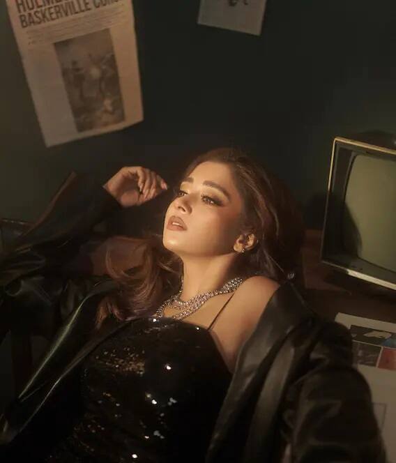 ટીના દત્તાને તેના ફેન્સ સોશ્યલ મીડિયા સેન્સેશન કહે છે. હંમેશા આ એક્ટ્રેસ પોતાની તસવીરોથી સોશ્યલ મીડિયા પર તાપમાન ચઢાવતી રહે છે.