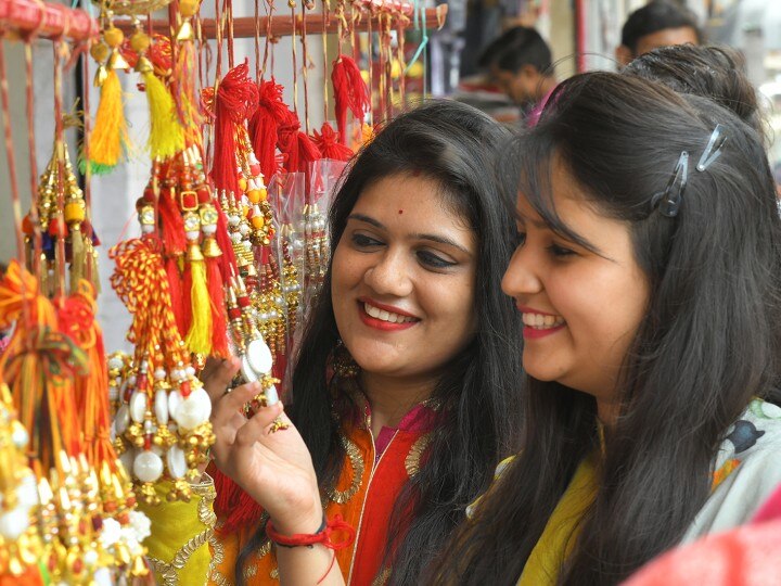 Raksha Bandhan: रक्षाबंधन को लेकर बाजार हुए गुलजार, मोदी-शाह की राखियों ने मचाई धूम, तिरंगा राखी की भी खासी डिमांड