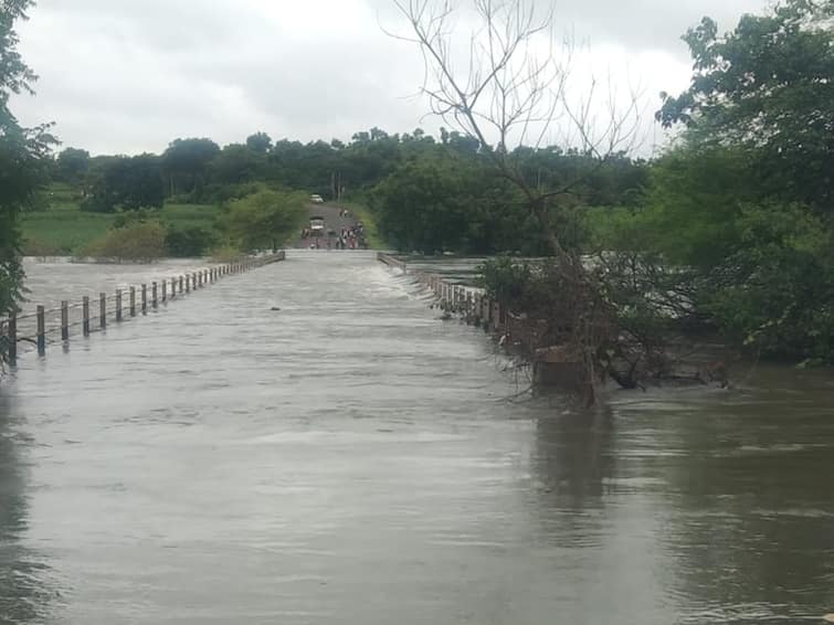 Panchganga water level at 41 feet 7 inches rain subsides 73 dams under water Kolhapur Rain Update : पंचगंगेची पाणी पातळी 41 फुट 7 इंचांवर, पावसाचा जोर ओसरला, 73 बंधारे पाण्याखाली
