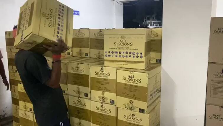 Vadodara: PCB caught 40 lakh liquors at Golden Chowkdi Vadodara: PCBએ મોડી રાતે વિદેશી દારૂ ભરેલું આખુ કન્ટનેર ઝડપ્યું, 40.99 લાખનો વિદેશી દારૂ ઝડપાયો