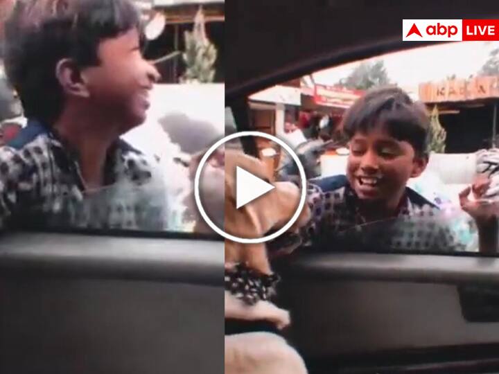 balloon seller kids playing with a dog sitting inside the car IPS shares the post viral video on social media Watch: गुब्बारे बेचने वाले बच्चे कार में बैठे कुत्ते के साथ खेलते आए नज़र, IPS अधिकारी ने शेयर किया वीडियो