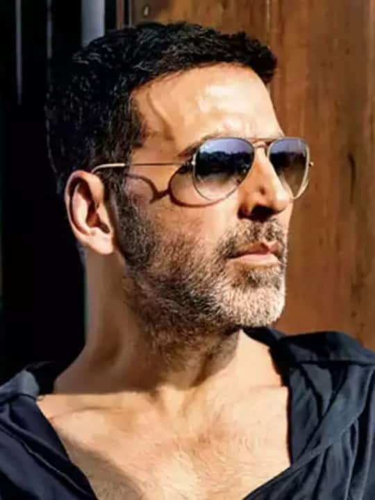 अक्षय कुमार (Akshay Kumar) के इंस्टाग्राम पर 62 मिलियन फॉलोअर्स हैं. रिपोर्ट्स के मुताबिक एक्टर अपने एक पोस्ट के लिए एक करोड़ रूपये तक कमा लेते हैं.