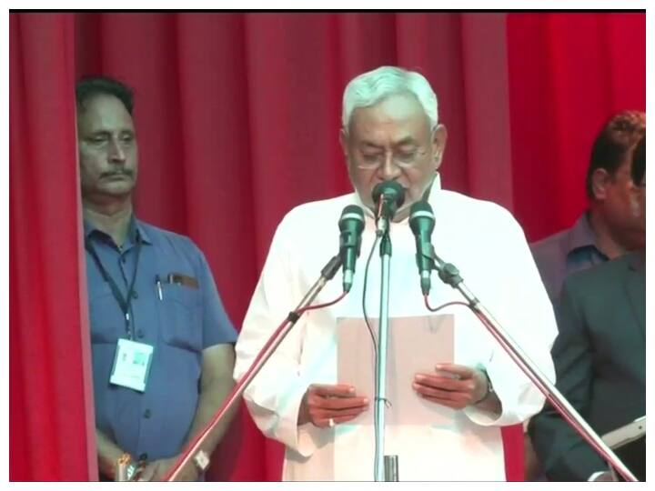 Nitish Kumar Takes Oath As Bihar New Chief Minister at 8th Time फिर एक बार, 'महागठबंधन' सरकार! नितीश कुमार मुख्यमंत्रीपदी, तर तेजस्वी यादव उपमुख्यमंत्रीपदी विराजमान