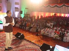 Azadi ka Amrit Mahotsav: भोपाल के जिस स्कूल में खुद पढ़े थे उसमें एक दिन के लिए टीचर बने CM शिवराज, कहानी सुनाते हुए बच्चों को बताई ये बात