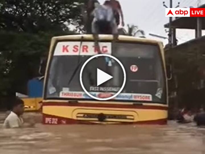 People were seen jumping from the roof of a bus submerged in water in kerala video viral Viral Video: केरल में रोडवेज की बस पानी में डूबी, छत से छलांग लगाते दिखे लोग