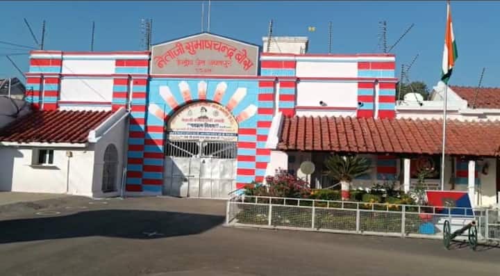 Happy Independence Day 2022: जबलपुर (Jabalpur) का सेंट्रल जेल (Central Jail) केवल खूंखार कैदियों के रहने की जगह ही नहीं बल्कि आजादी के दीवानों का तीर्थ स्थल भी है. यहां आजादी की लड़ाई के दौरान तमाम स्वाधीनता संग्राम सेनानियों के साथ नेताजी सुभाषचंद्र बोस (Subhash Chandra Bose) को भी अंग्रेजों ने अपनी कैद में रखा था.साल 1933 और 1934 के दौरान नेताजी को दो बार जबलपुर जेल में बंद रखा गया था.