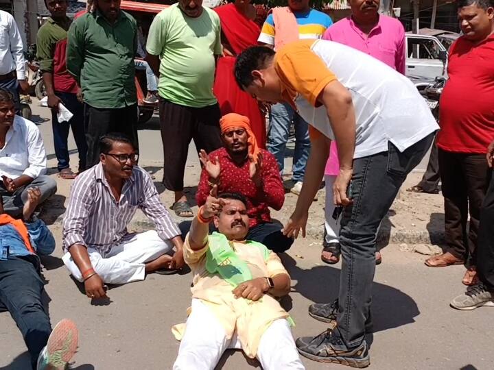 Unnao Hindu Jagran Manch staged a sit-in middle road protesting against removal hoardings ANN Unnao News: नगर पालिका ने उतार दी होर्डिंग तो हिन्दू जागरण मंच ने दिया धरना, की ये मांग