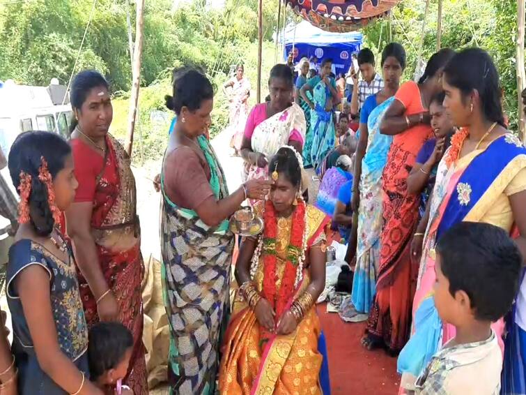 mayiladathurai: Bangle rescue ceremony held on the banks of the kollidam river ஊரை சூழ்ந்த வெள்ளம்.... கொள்ளிடம் ஆற்றின் கரையில் நடந்த வளைகாப்பு விழா..!