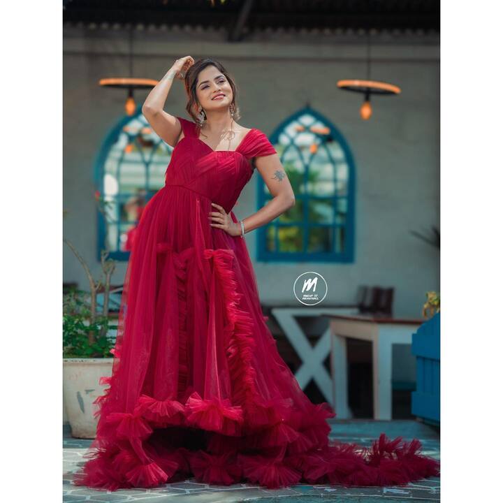 కృష్ణవేణి సీరియల్ తో బుల్లితెర ప్రేక్షకులకు దగ్గరైన రక్షా గౌడ ప్రస్తుతం 'గుప్పెడంత మనసు' సీరియల్ లో నటిస్తోంది. వసుధార పాత్రలో రక్షా గౌడ నటనకు చాలామంది అభిమానులున్నారు.