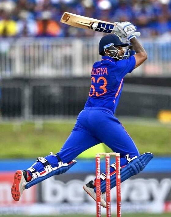 শুরু হতে চলেছে এশিয়া কাপ। সামনেই টি-টোয়েন্টি বিশ্বকাপ। তাই এবার এশিয়া কাপ হচ্ছে টি-টোয়েন্টি ফর্ম্যাটে। টি-টোয়েন্টি ফর্ম্যাটে ভারতীয় ব্যাটারদের মধ্যে সেরা স্ট্রাইক রেট সূর্যকুমার যাদবের। অনেকে মনে করছেন, এশিয়া কাপে তিনি ফিনিশারের ভূমিকা পালন করার যোগ্যতম লোক। পরিসংখ্যানও সূর্যর পক্ষে। আন্তর্জাতিক টি-টোয়েন্টি কেরিয়ারে যিনি ১৭৫.৪৫ স্ট্রাইক রেট রেখে রান করেছেন।