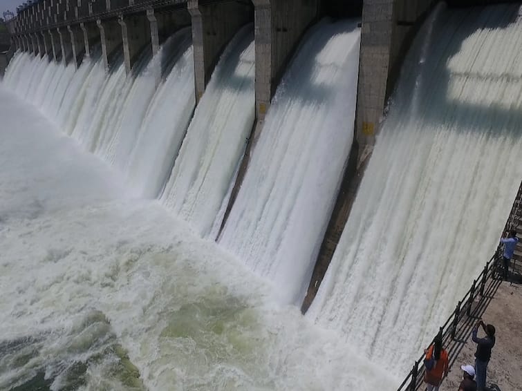 maharashtra News Aurangabad News Heavy rains in Nashik heavy discharge of water from Jayakwadi मोठी बातमी: नाशिकला पावसाचा जोर वाढताच जायकवाडी धरणातून मोठा विसर्ग; गावकऱ्यांना सतर्कतेचा इशारा