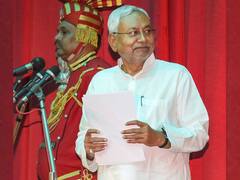 In Pics: तस्वीरों में देखें नीतीश कुमार और तेजस्वी यादव का शपथ ग्रहण