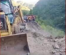 Karnprayag में पहाड़ी से मलबा गिरने के बाद Badrinath National Highway बाधित