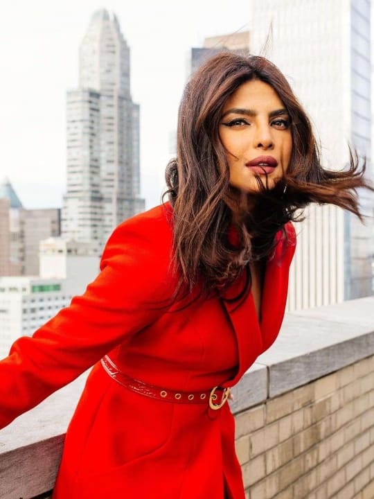 बॉलीवुड से हॉलीवुड तक अपने जलवे बिखेरने वाली प्रियंका चोपड़ा (Priyanka Chopra) का सोशल मीडिया पर काफी क्रेज़ हैं. रिपोर्ट्स के आधार पर एक्ट्रेस किसी ब्रांड के लिए पोस्ट करने पर लगभग 1.80 करोड़ की फीस वसूलती हैं.
