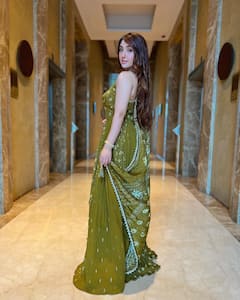 18 साल की Ashnoor Kaur ने ट्रेडिशनल लुक में ढाया कहर, शरमाते हुए पोज देकर फैंस पर गिराई बिजलियां