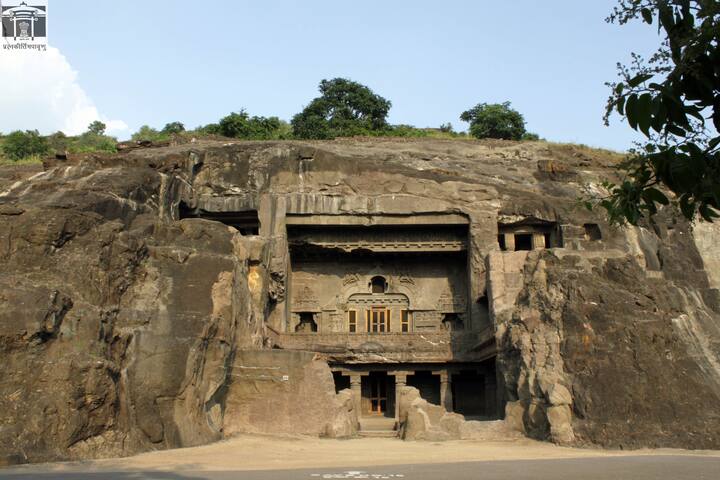 ঔরঙ্গাবাদ শহর থেকে ৩০ কিলোমিটার দূরে রয়েছে এলোরা গুহাগুলি। বিশ্বের মধ্যে অন্যতম বড় Rock-Cut Temple Complex-গুলির মধ্যে একটি হল এলোরা। হিন্দু, বৌদ্ধ এবং জৈন ধর্মের প্রভাব রয়েছে এখানকার স্থাপত্য ও ভাস্কর্যে।