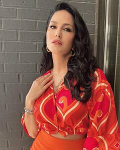 Sunny Leone Latest Photos : షార్ట్ స్కర్టులో సన్నీ లియోన్ - షర్టు స్టైలుగా ఉందే