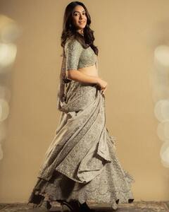 Mrunal Thakur Pics: लहंगा चोली के साथ खुले बाल में मृणाल ठाकुर ने दी किलर स्माइल, इस लुक पर तो आप भी हो जाएंगे फिदा