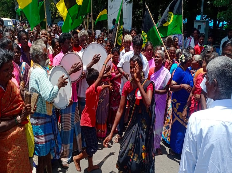 World Indigenous People's Day  the procession is accompanied by dances and rhythms to reflect the traditional way of life  TNN உலக பழங்குடியினர் தினம்: பாரம்பரிய வாழ்க்கை முறையை உணர்த்தும் வகையில் பழங்குடியினர் நடனம்