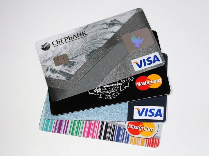 Credit Card: जब भी क्रेडिट कार्ड का इस्तेमाल करें तो इस बात का ध्यान रखें कि इसकी लिमिट जरूर सेट कर दें. ध्यान रखें कि इस क्रेडिट लिमिट को अपनी जरूरतों के हिसाब से सेट करें.