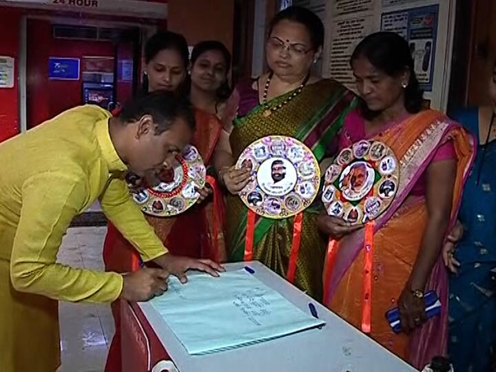 पोस्टाने राखी पाठवण्यासाठी राष्ट्रवादी काँग्रेस पक्षाचे पदाधिकारी सिटी पोस्ट ऑफिस मध्ये एकत्र आले होते.