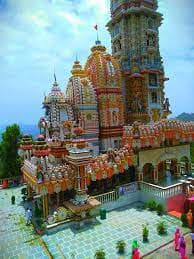 Jatoli Shiva Temple: सावन (Sawan 2022) का महीना चल रहा है और इस महीने का शिवभक्तों में ना सिर्फ बेहद ज्यादा महत्व है बल्कि मान्यता है कि सावन में शिव की आराधना से ना सिर्फ सारे पापों का नाश होता, शिव का आशीर्वाद भी मिलता है. आज आपको हिमालय की गोद में बसे एक ऐसे शिव मंदिर के बारे में बताएंगे जहां भोलेनाथ की अद्भुत महिला दिखती है. इस रहस्यमयी मंदिर को लेकर कहा जाता है कि यहां के पत्थरों को अगर छू लोगे तो डमरू की आवाज सुनाई देगी. मंदिर को एशिया का सबसे ऊंचा शिव मंदिर भी माना जाता है. यहां सिर्फ देसी ही नहीं बल्कि विदेशों से भी भक्तों की बड़ी संख्या बाबा भोलेनाथ के दर्शन के लिए आती है.