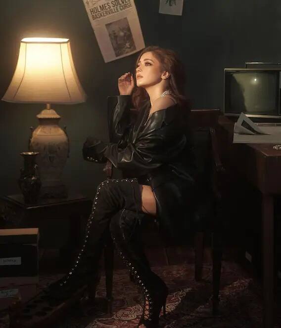 ટીના દત્તાએ તાજતેરમાં જ પોતાની તસવીરો શેર કરી છે, જેમાં તે શૉર્ટ બ્લેક શિમરી ડ્રેસ પહેરીને દેખાઇ રહી છે.