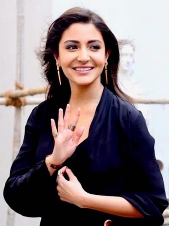 अनुष्का शर्मा (Anushka Sharma) की भी इंस्टाग्राम पर काफी अच्छी फैन फॉलोइंग है. रिपोर्ट्स के मुताबिक, एक पोस्ट के लिए उन्हें 95 लाख रुपये की मोटी रकम मिलती है.