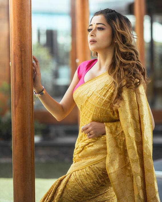 फोटो: टीना दत्ता ने फिर तोड़ी 'संस्कारी बहू' की छवि, शॉर्ट ड्रेस पहनकर किया बोल्ड फोटोशूट!
