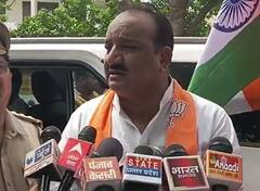 Kaushambi: बीजेपी की 'तिरंगा यात्रा' में उड़ी ट्रैफिक नियमों की धज्जियां, सवाल पर तिलमिला गए राज्य मंत्री दिनेश प्रताप सिंह