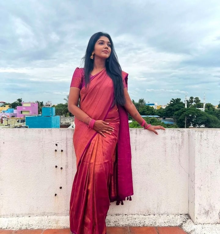 கன்னத்தை தொட்டால் சந்தனம் கொட்டும் வெட்கத்தை தொட்டால் குங்குமம் கொட்டும்...