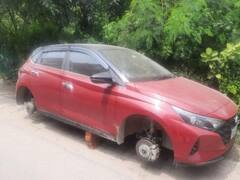 Ghaziabad News: गाजियाबाद में चोरों की करामात, कार के चारों पहिए चुराए, वहीं ईंट पर खड़ी कर दी गाड़ी