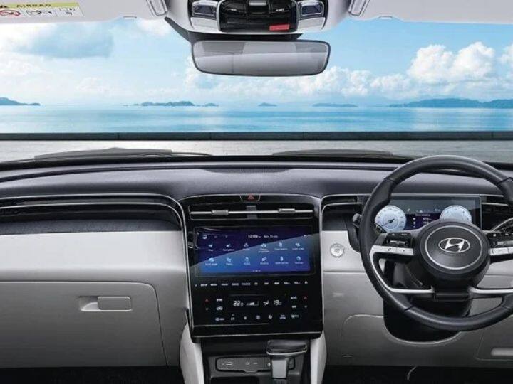 नवीन Hyundai Tucson च्या इंटीरियरमध्ये अनेक बदल करण्यात आले आहेत. 10.25 इंच टचस्क्रीन इन्फोटेनमेंट सिस्टम, 10.25 इंच डिजिटल क्लस्टर, अँड्रॉइड ऑटो आणि अॅपल कारप्ले, व्हॉईस कमांड, अॅम्बियंट साउंड, वॉल मोड, ब्लूलिंक कनेक्टेड तंत्रज्ञान, बोस 8 स्पीकर साउंड सिस्टम, सनरूफ, हँड्स फ्री स्मार्ट पॉवर टेल गेट, ड्रायव्हर पॉवर सीट मेमरी फंक्शन दिले आहे.