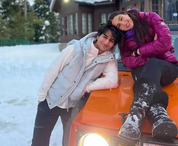 સારા અલી ખાન બોલિવૂડની ઉભરતી અભિનેત્રી છે, જ્યારે તેનો ભાઈ ઈબ્રાહિમ અલી ખાન પણ આસિસ્ટન્ટ ડિરેક્ટર તરીકે બોલિવૂડમાં પગ મૂકવા જઈ રહ્યો છે. આ ભાઈ-બહેનની જોડી પણ ખૂબ ચર્ચામાં છે.