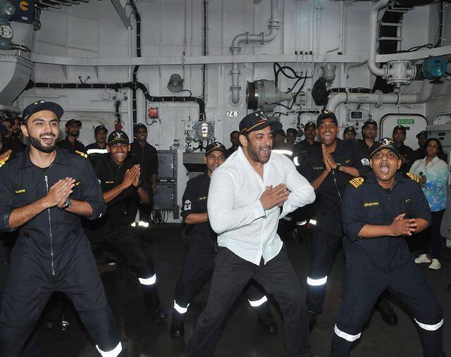 Salman Khan With Indian Navy: बॉलीवुड के भाईजान यानी सलमान खान अक्सर ही खबरों में बन रहते हैं. अब वो भारतीय नौसेना के जवानों को लेकर सुर्खियां बटोर रहे हैं.