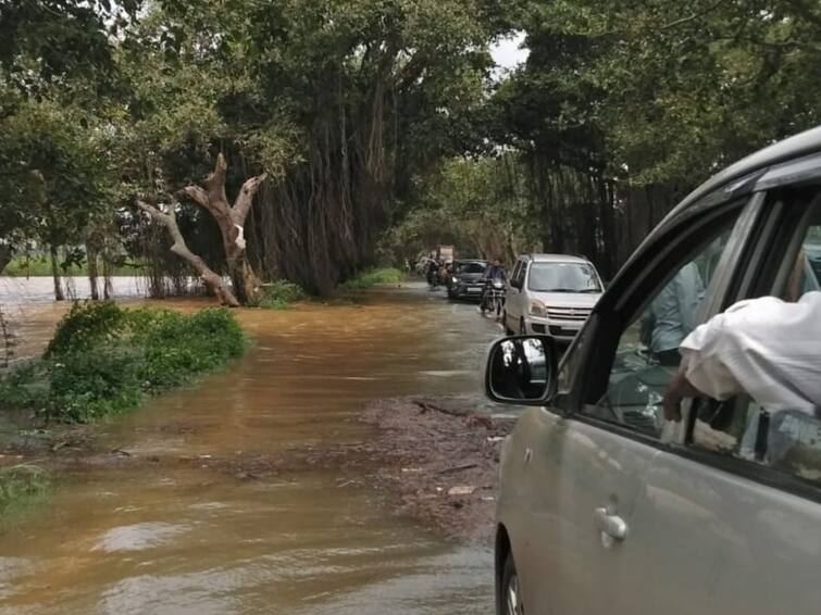 74 bandhara under water in Kolhapur district know about which routes are open and which are closed Kolhapur Rain Update : कोल्हापूर जिल्ह्यातील 74 बंधारे पाण्याखाली, कोणते मार्ग सुरु आणि कोणते बंद? जाणून घ्या एकाच ठिकाणी 