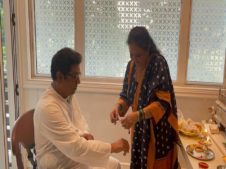 Raksha Bandhan 2022 : आज रक्षाबंधन... भावा-बहिणीच्या नात्याचा पवित्र सण. राज ठाकरे यांच्या शिवतीर्थ या निवासस्थानी रक्षाबंधनाचा सोहळा साजरा झाला.