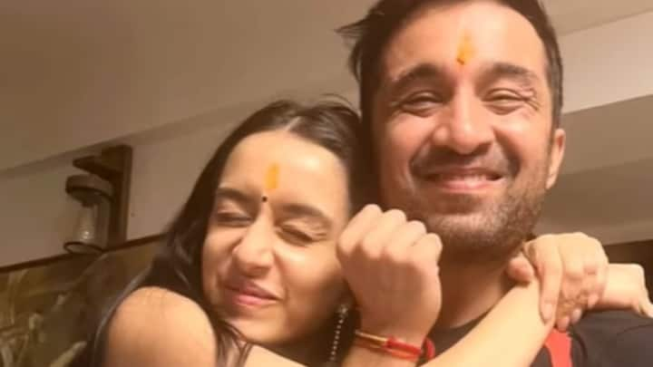 Shraddha Kapoor On Rakhi: রাখিবন্ধন বলে কথা! ভাইয়ের সঙ্গে একটু আনন্দ-আহ্লাদ না করলে হয়? চুটিয়ে সবটা করলেন বলি-অভিনেত্রী শ্রদ্ধা কাপুর। তবে তার আগে নিষ্ঠাভরে পুজোও দিলেন।