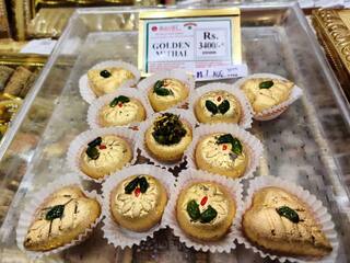 Nashik News : नाशिकमध्ये 'सोनेरी मिठाई'ला सोन्याचा भाव, किंमत ऐकून थक्क अवाक्