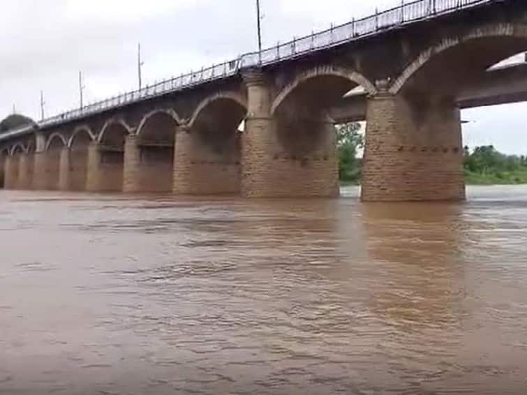 Sangli Rain News Water level of Krishna river in Sangli reaches 27 feet, water discharge from Almatti Dam begins Sangli Rain : कृष्णेची पाणी पातळी 27 फुटांवर, अलमट्टी धरणातून पाण्याचा विसर्ग सुरु, सांगलीकरांना दिलासा