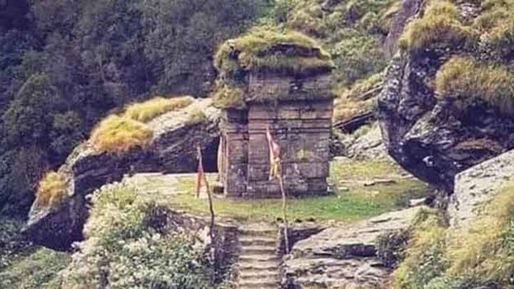 रक्षा बंधन के दिन इस मंदिर के कपाट खोले जाते हैं. महिलाएं और लड़कियां भाइयों को रक्षा सूत्र बांधने से पहले मंदिर पहुंचती हैं और दर्शन करने के बाद ही राखी बांधती हैं. रक्षा बंधन के दिन सूर्यास्त के बाद फिर से मंदिर के कपाट बंद कर दिए जाते हैं.