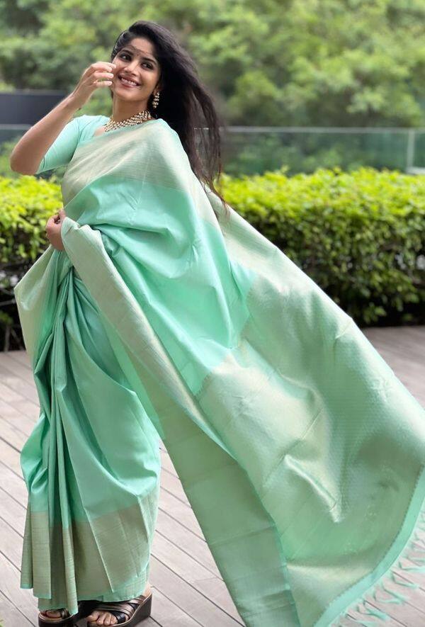 இச்சை ஊட்டும் பச்சை நிறமே..