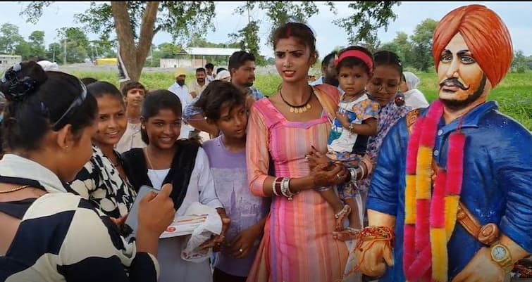 Raksha Bandhan 2022 : Sidhu Moose Wala Rakhi by Girls on monument in Musa village Raksha Bandhan 2022 : ਰੱਖੜੀ ਮੌਕੇ ਸਿੱਧੂ ਮੂਸੇਵਾਲਾ ਦੇ ਗੁੱਟ 'ਤੇ ਲੜਕੀਆਂ ਨੇ ਸਜਾਈ ਰੱਖੜੀ, ਭਾਵੁਕ ਹੁੰਦਿਆਂ ਕਿਹਾ, ਸਿੱਧੂ ਵੀਰ ਅਮਰ ਹੋ ਗਿਆ