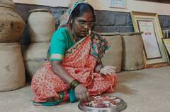 Raksha Bandhan : चंद्रकांत पाटलांना बीजमाता राहीबाईंकडून बीज राखी; कशी आहे भन्नाट राखी