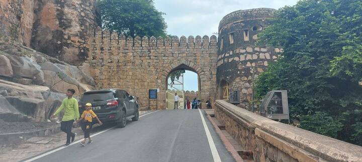 आजादी की प्रथम दीपशिखा झांसी की रानी का किला 1857 की क्रांति का चश्मदीद गवाह रहा है. पड़ोसी राजाओं ने उस वक्त रानी लक्ष्मीबाई का साथ दिया होता तो आज इतिहास कुछ और ही होता. इतिहासविद मुकुंद मेहरोत्रा ने बताया कि 1857 में अंग्रेज़ो के खिलाफ विद्रोह हुआ था उसमें झांसी से 1200 सैनिकों ने हर-हर महादेव के उद्घोष के साथ झांसी को अंग्रेजों से मुक्त कराया था. दुनिया में झांसी ही एकमात्र ऐसा स्थान था जहां पर 6 जून 1857 को ब्रिटिश झंडे को उतार दिया गया था. 4 अप्रैल 1858 तक अंग्रेज झांसी के किला पर अपनी हुकूमत का झंडा नहीं फहरा.