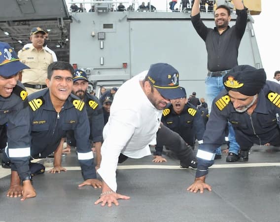 Salman Khan With Indian Navy: सलमान ने नेवी के जवानों के साथ बिताया वक्त, भाईजान ने कुछ इस तरह की मस्ती, रोटियां भी बनाईं